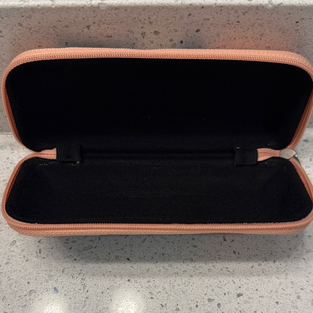 Blenders Eyewear Case with Zip Closure - Picture 4 of 4